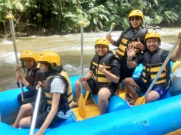 Aga, Ara, Sindu, Reni dan Saya menjelajah Sungai Ayung (foto:wibhyanto/dokumen pribadi) 