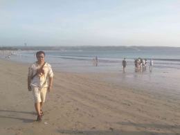 berjalan menyusur pantai Jimbaran menjelang senja (foto:wibyanto/dokumen pribadi) 