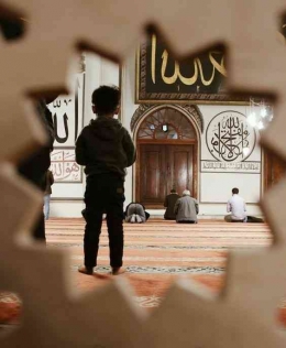 Ilustrasi jemaah masjid (pinterest.com)