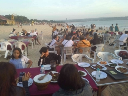 menikmati senja di Jimbaran sambil makan ikan segar (foto:wibhyanto/dokumen pribadi) 