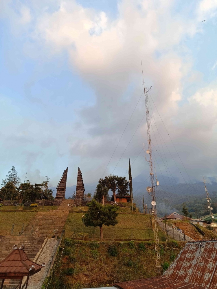 Candi Cetho dengan latar belakang Gunung Lawu. Foto: dokumentasi pribadi