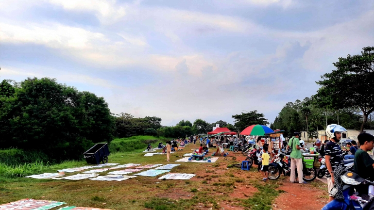 Suasana saat mencicipi kuliner jalanan (foto: dokumentasi pribadi)