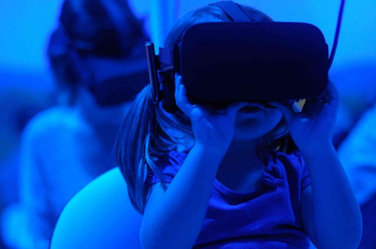 ilustrasi: anak memakai virtual reality (dok. unsplash.com/Giu Vicente)
