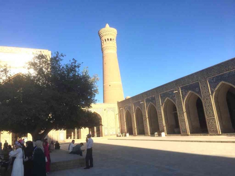 Menara dari halaman masjid: Dokpri