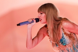 ilustrasi: Penyanyi dan penulis lagu asal Amerika Serikat, Taylor Swift, tampil pada Eras Tour di Stadion Sofi, Inglewood, California, AS, Senin (7/8/2023). (Foto: AFP/MICHAEL TRAN via KOMPAS.ID)