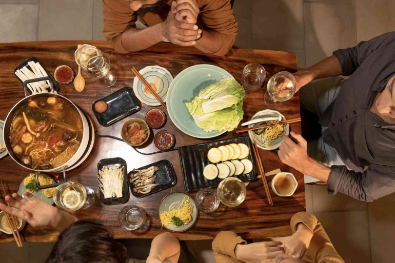 Ilustrasi makan bersama keluarga|freepik.com