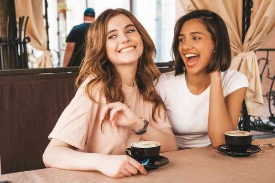 ilustrasi menikmati kopi bersama teman. sumber: freepik