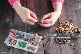 Sumber : https://www.istockphoto.com/id/foto/wanita-membuat-gelang-manik-manik-dengan-tangannya-gm517872962-89707333 