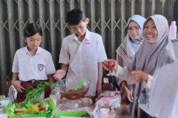 Pengenalan pangan lokal diantaranya mie sagu dalam kegiatan muatan lokal di sekolah. (foto Akbar Pitopang)