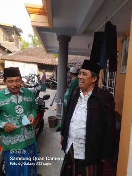 Ustadz Timar penyulus sekaligus sebagai ketua WMC NU kecamatan Jatiroto sedang berkoordinasi (Hamim Thohari Majdi)