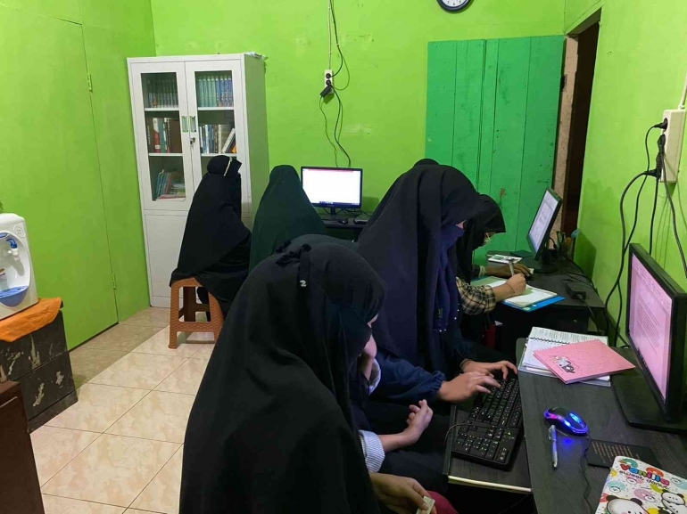 Santri sedang belajar komputer/Dokpri