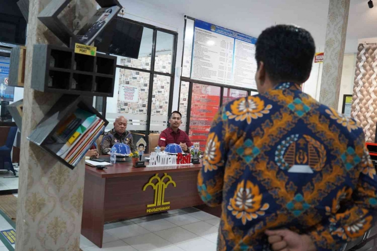 Dialog antara Kepala Divisi Keimigrasian dan pegawai Kantor Imigrasi Palopo (dok. HumasKAPOLO)