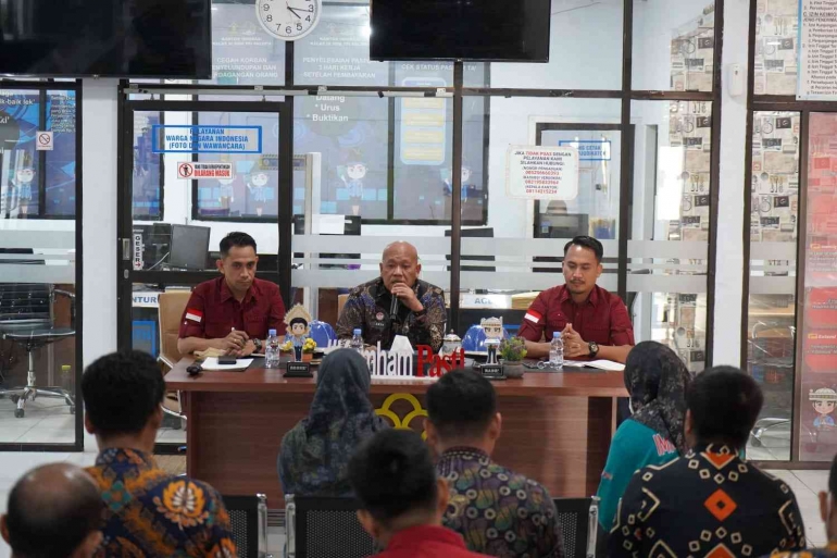 Kepala Divisi Keimigrasian memberikan arahan kepada pegawai Kantor Imigrasi Palopo (dok. HumasKAPOLO)