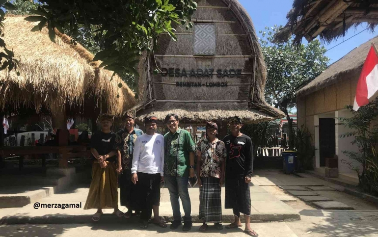 Penulis bersama masyarakat yang menyambut untuk berkeliling Desa Sade,  sumber gambar: Dokumentasi Merza Gamal