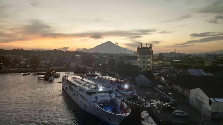 Pelabuhan Manado dengan latar belakang matahari terbit di Gunung Klabat | Dok: S Aji