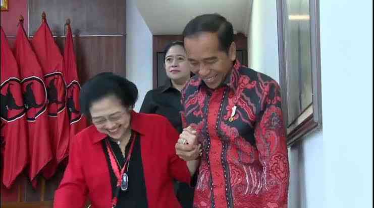 Tangan Megawati Soekarnoputri digandeng Joko Widodo disaksikan Puan Maharani/ ANTARA FOTO