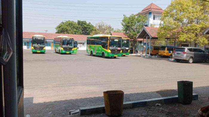 Bus yang masih terparkir menunggu berangkat. - Dokumen Pribadi