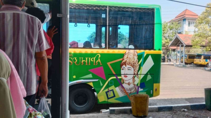 Bus Trans Jatim Koridor 3 dengan gambar Suhita. - Dokumen Pribadi