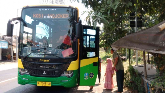 Calon penumpang yang naik dari Halte Lespadangan di pinggiran Kota Mojokerto. - Dokumen Pribadi