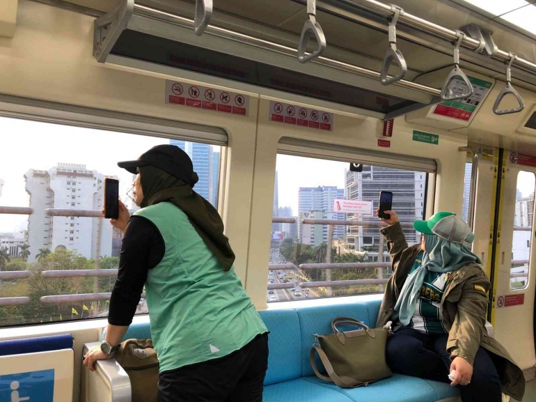 Dok Pribadi // penumpang mengabadikan pemandangan dari dalam LRT 