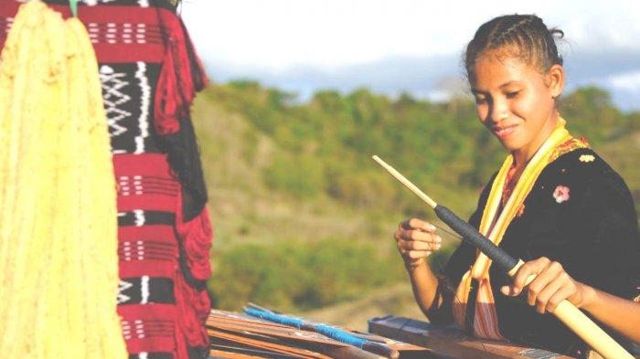 Seorang gadis menenun kain ikat Nagekeo. (Dok kupang.tribunnews.com)