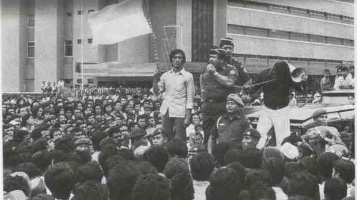 Jenderal Soemitro sedang berpidato di depan massa saat terjadinya peristiwa Malari, 1974. Foto:Istimewa