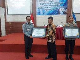 Kalapas I Madiun Kadek Anton Budi Harta  memerima langsung piagam penghargaan dari KPPN Madiun/Dokpri