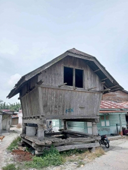 Keben, bangunan yang dulu berfungsi sebagai tempat menyimpan padi hasil panen, masih berdiri di Nagori Cingkes (Dok. Pribadi)