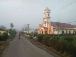 Suasana pagi berkabut di jalan masuk ke Nagori (desa) Cingkes, Kab. Simalungun (Dok. Pribadi)