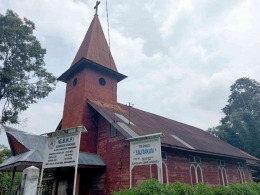 Gereja Batak Karo Protestan di Nagori Cingkes. Dari prasasti di halaman gereja tercatat informasi sampainya Injil di Cingkes pada tahun 1907 (Dokpri)