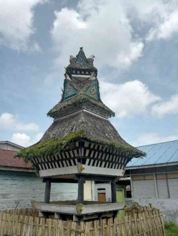 Geriten Tarigan Gerneng, salah satu bangunan tradisional Karo yang masih berdiri di Nagori Cingkes, Simalungun (Dok. Pribadi)