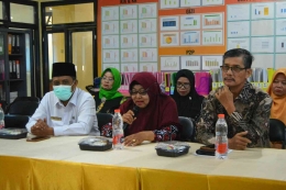 Nurmala penyuluh PLKB didampingi ketua KMPK Taufiq-batik (Hamim Thohari Majdi)
