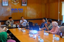 Kapimwil Bulog Bali Sony Supriadi menjelaskan kenaikan harga beras kepada Agt. DPD RI Bambang Santoso, Sumber : Dok. Pribadi (Jumat 20/10/2023)