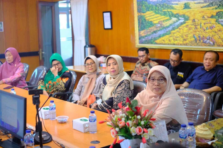 Perwakilan Organisasi Masyarakat mendampingi agenda Kunjungan DPD RI Bambang Santoso kali ini seperti MUI, Aisyiyah, Muslimat, dan WI, Dok. Pribadi