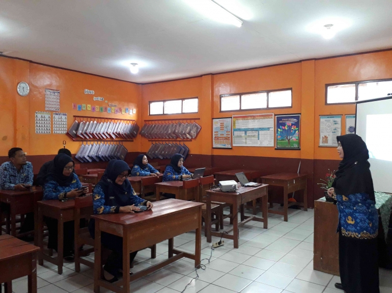 Berbagi bersama Guru SDN Dayeuhkolot 03v