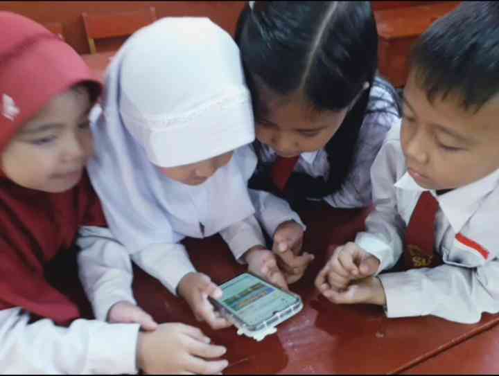 Gambar siswa memainkan Matching Game/Dok Pribadi
