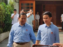 Prabowo dan Gibran dengan baju biru muda (foto:detik.com)