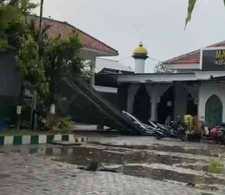Kerusakan masjid Al-Falah Cariu akibat terjangan hujan disertai angin .Sumber gambar Intagram @visitcariu