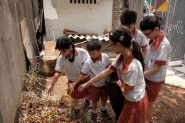 Anak-anak SD Pelita Fajar melakukan kegiatan pilah sampah-Foto: Humas Pemkot Bandung