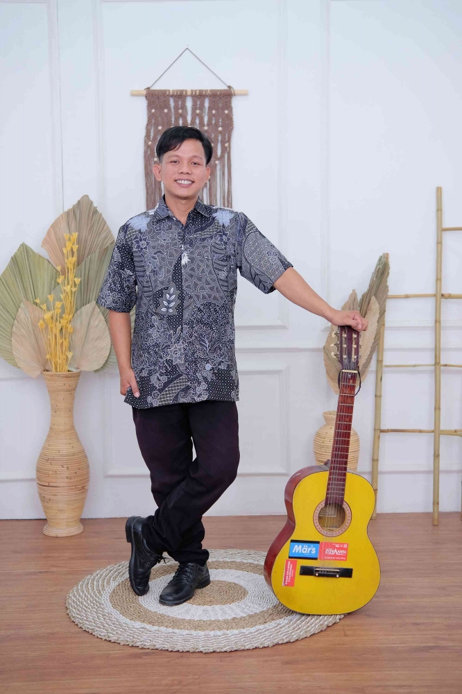 Nur Alam Ali sedang memegang gitar, dokpri
