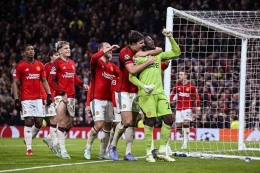Para pemain Manchester United merayakan penyelamatan penalti, Andre Onana. Foto: Paul Ellis/AFP via Kompas.com