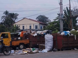 Kontainer sampah di Simpang Pasia, Koto Luar, Pauh, Padang, Selasa (24/10/2023)