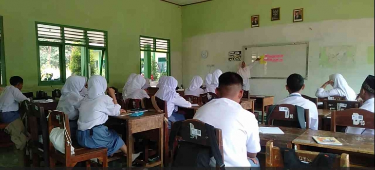 Pembuatan Keyakinan kelas bersama dengan peserta didik (Sumber: pribadi)