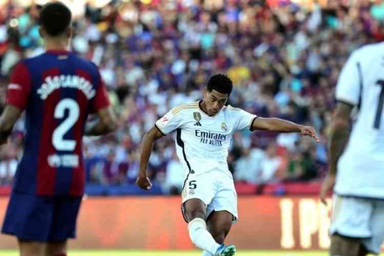 Jude Bellingham mencetak gol ke gawang Barcelona. Foto: Lluis Gene/AFP via Kompas.com