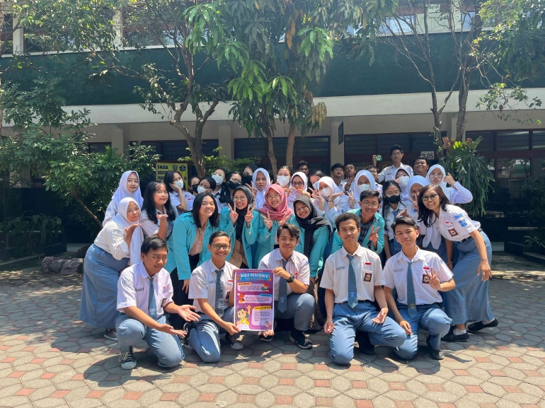 Tim peneliti dengan jumlah 5 orang mahasiswa  Psikologi UNS  melangsungkan kegiatan MBKM Riset di salah satu SMA di Surakarta (Dokumentasi Pribadi)