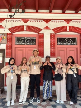 Foto Biru Team bersama Mbah Oemar Zainuddin ( Guide Tour Kampung Kemasan) (dok. pribadi)