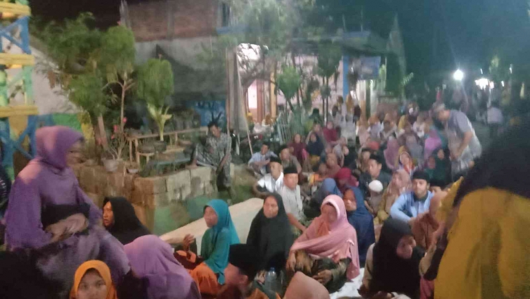Penonton dan samin memadati halaman kolam renang Tirto Mulyo saat menghadiri peringan maulid Nabi. Dokpri