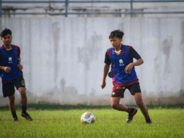 Potret M. Hamdani Hakim saat bermain sepak bola di stadion semeru lumajang. (Dokpri)