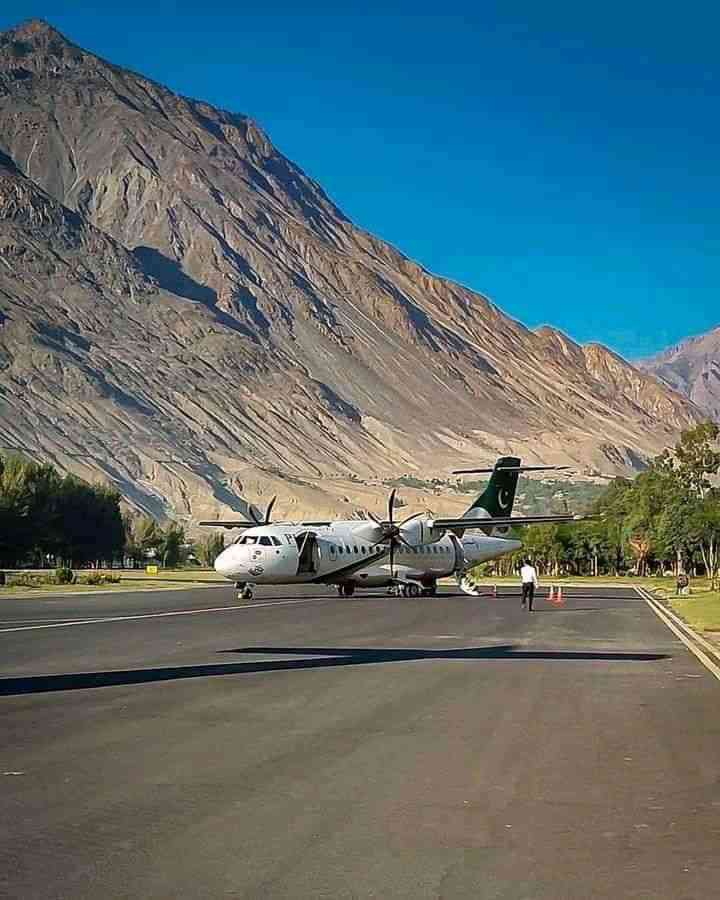 Pesawat PIA di bandara Gilgit [Sumber foto: Phanderadventure]