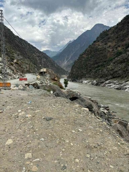 Karakoram highway [Sumber foto: Phanderadventure]